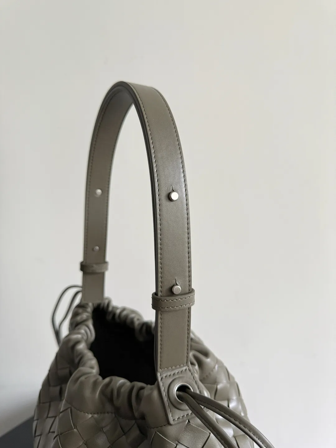 Batch 2280 BOTTEGA VENETA2025 new woven Biblioteca Bucket perfectly integrates casual texture, using classic Intrecciato woven leather, which feels soft but stiff, allowing the bag to drape naturally without losing the three-dimensional effect. The drawstring design of the drawstring pocket makes opening and closing more direct and adds a casual atmosphere. If you are on a short business trip, you can put some skin care samples in your bag. The front compartment or rear zipper can also be used to store ID cards, bank cards, etc. The solid color design of the bag is very versatile, and it doesn’t feel too picky when paired with any clothes. The leather material is also very high-quality! Style number: 836020 Size: 24*33*14cm